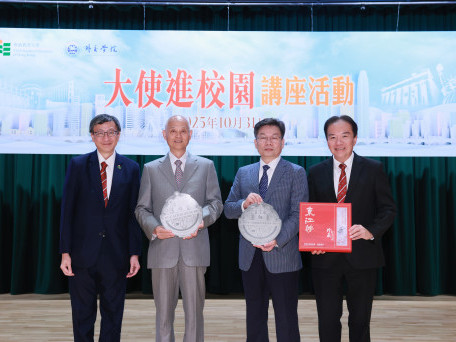 教大举办「大使进校园」讲座 　两位资深中国外交官亲述外交前线故事