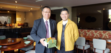 Professor John Erni, Dean of the Faculty of Humanities presented a souvenir to Professor Niu Dayong