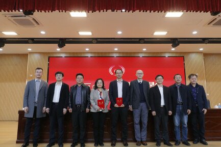 Dr. Wang Lixun and Dr. Ma Qing (Angel) receiving certificates from the Education Bureau of Zhaoqing