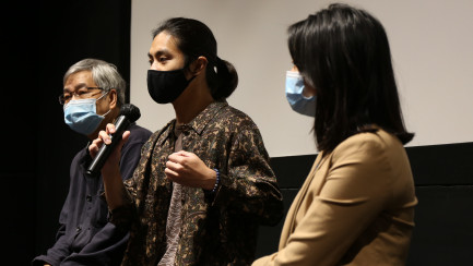 《候鸟——我城的一位作家》的导演何福仁 (左) 与剪接师彭健明 (中) 于首映活动上分享。