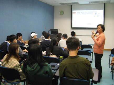 Ms Agnes Chow delivered a talk on “How to help teens grow through history education”.