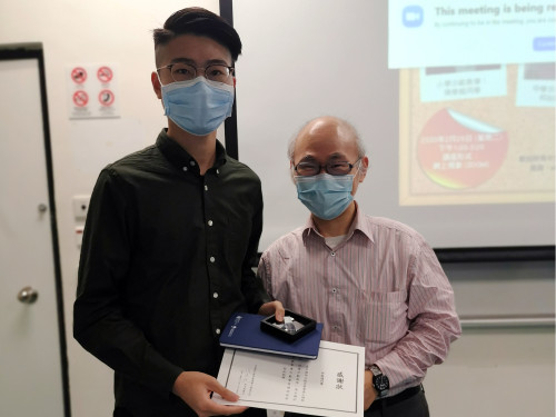 Dr Ho Chi Hang presented a certificate of appreciation to Ho Yu Tat.
