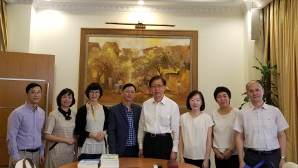 研究中心二語組成員到訪越南大學。