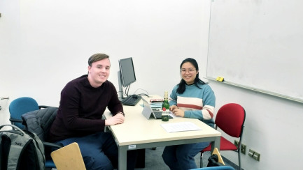 Ye Yongyan was meeting with a student in the one-on-one Chinese oral session.