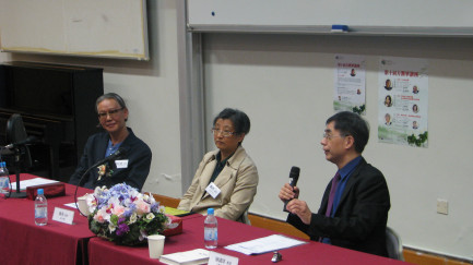 陳國球教授（右一）主持文學專題講座，旁為戴燕教授（中）和嚴志雄教授（左一）