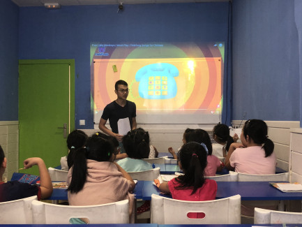 同学在西班牙华裔学生的班别任教了十星期。