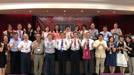 中國語言學系14位教學人員與與會者共同合影