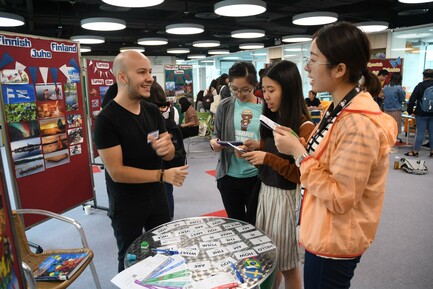 An IT helping students to learn Portuguese in the Language Fest.
