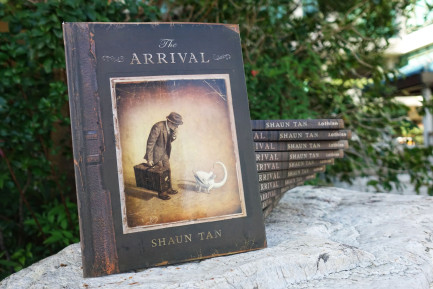 The book chosen for One City One Book Hong Kong 2018/19 is The Arrival, a wordless graphic novel which transcends language barriers and tells an immigrant story with resonant themes of migration, belonging, and hospitality. This celebrated book appeals to people of all ages, be they children, young adults or adults.