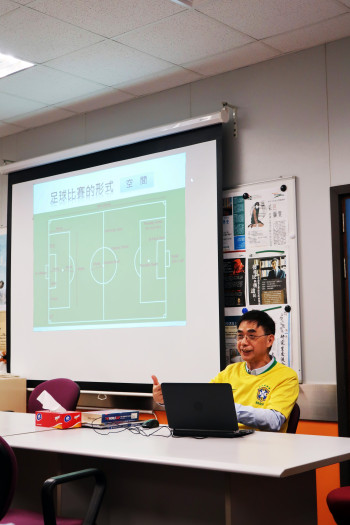Professor Leonard Chan, Director of RCCLLC, sharing his views in the “Exchange Session on World Cup”.