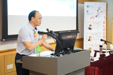 Professor Zhou Jianshe delivers his lecture to the audience.