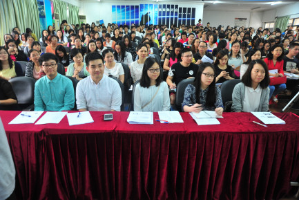 The project team gives talks on grammar teaching issues and shares project outcomes with over 300 Guangdong teachers.