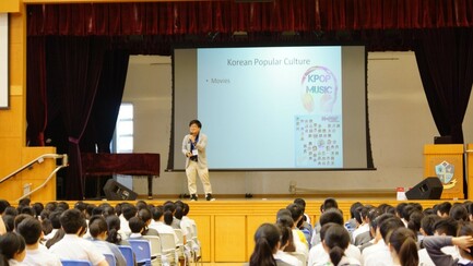 Dr Kang Jong Hyuk David delivers his lecture at Stewards Pooi Kei College.