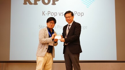 Principal Mr Peter Yuen presents a souvenir to Dr Kang.