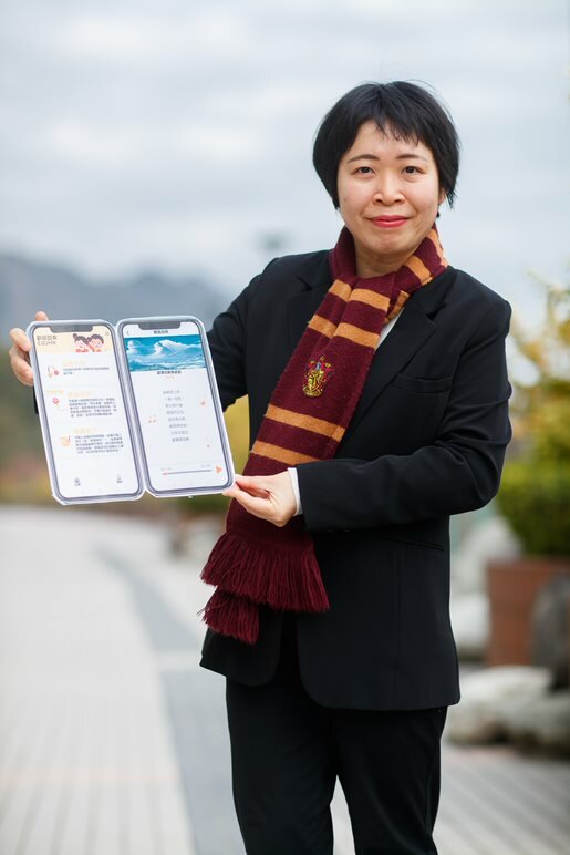 Dr Zhang Ling showed her creative educational app named “Classical Chinese Poems Sing Along”.