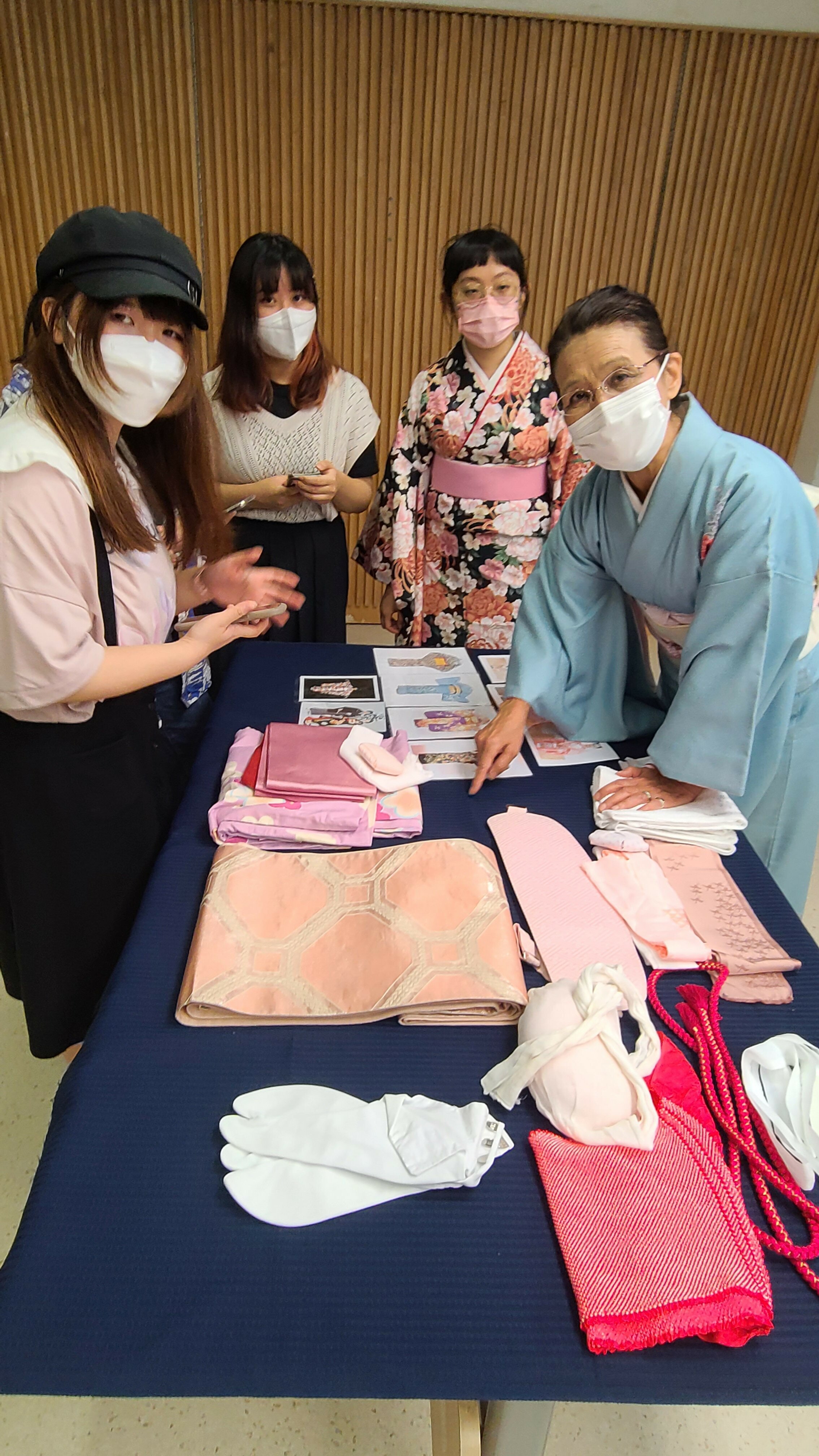 Murakami-Sensei briefing with students 