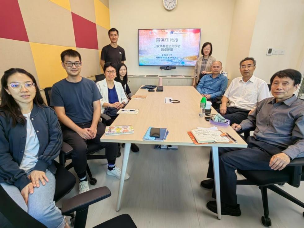 Prof Chen Baoya (first from right) visited CRCLE, EdUHK