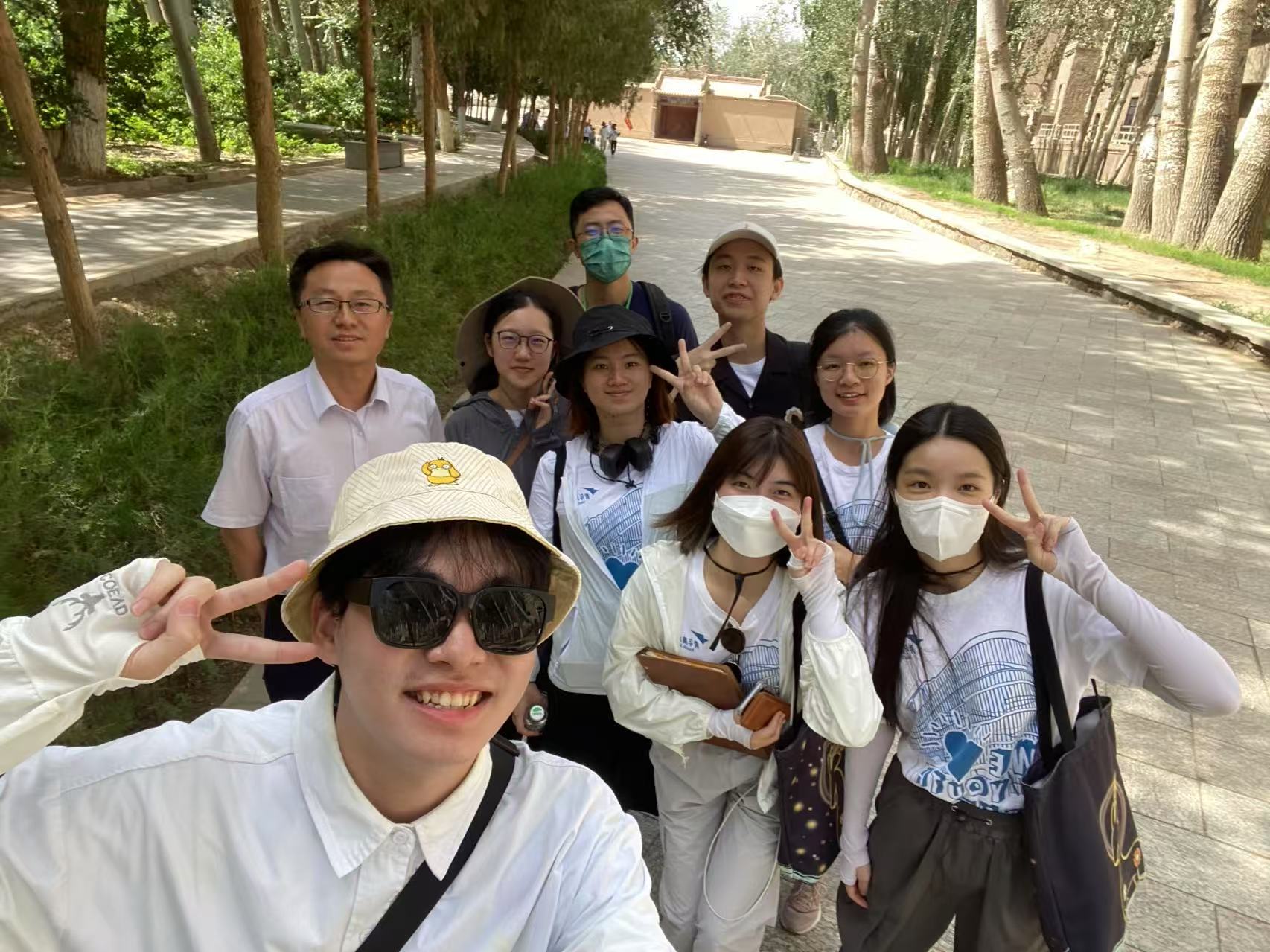 与刘老师的合照 (左边中间白衬衫为刘老师)