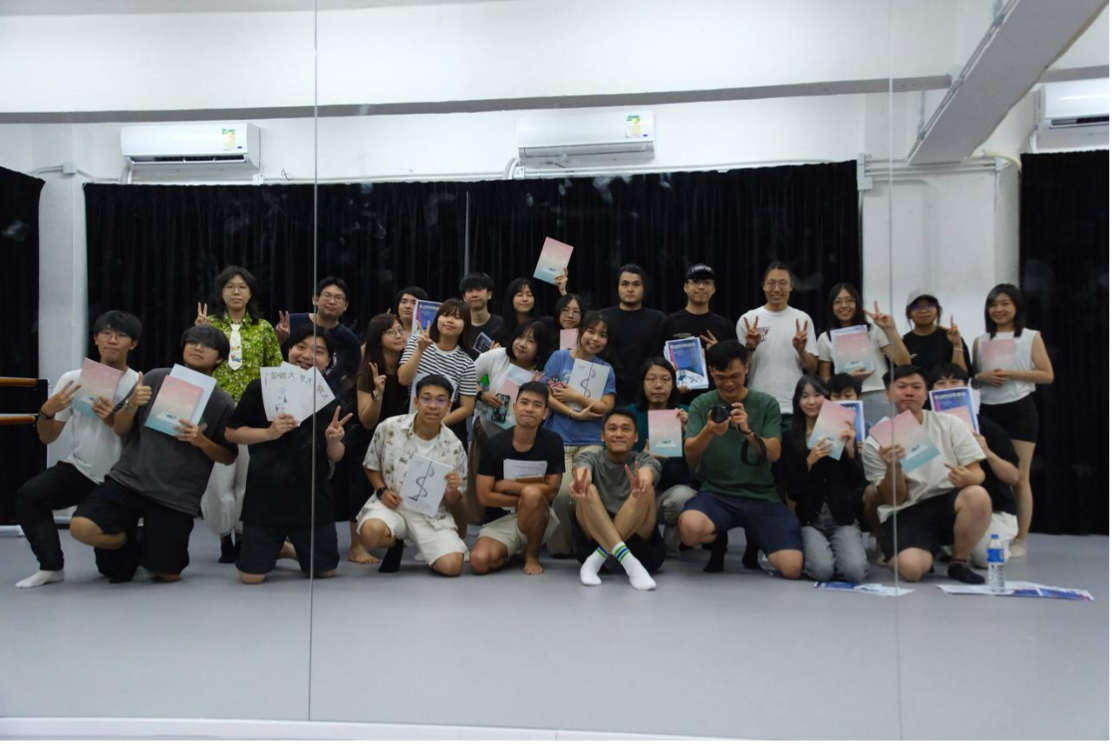 參加者與導師於創意寫作工作坊結束後歡樂合照