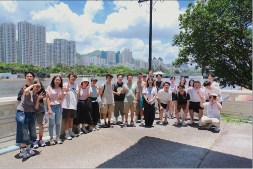 陽光普照下學生與團隊成員盡享戶外時光