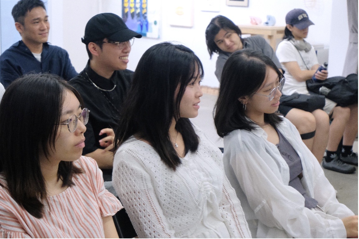 創意寫作工作坊中參加者全神貫注聆聽分享