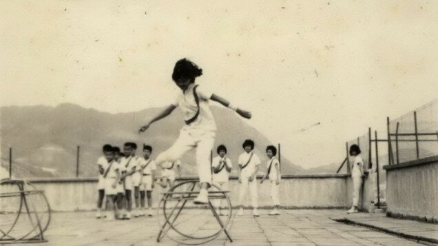 橫頭磡神召會康樂學校的學生在天台活動的照片 (香港) - 香港教育博物館 縮圖