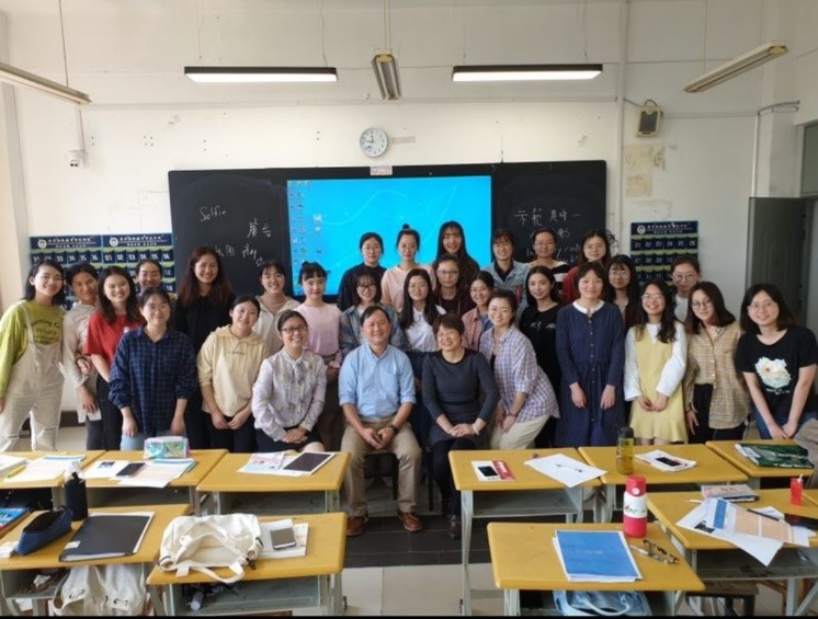 南京特殊教育師範學院師生與梁教授合影