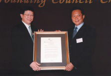 Dr Thomas Leung, JP (left) honours Mr Simon Ip, his predecessor with a citation from Professor Sir William Taylor, CBE. 