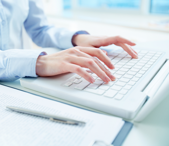 close-up-woman-using-laptop