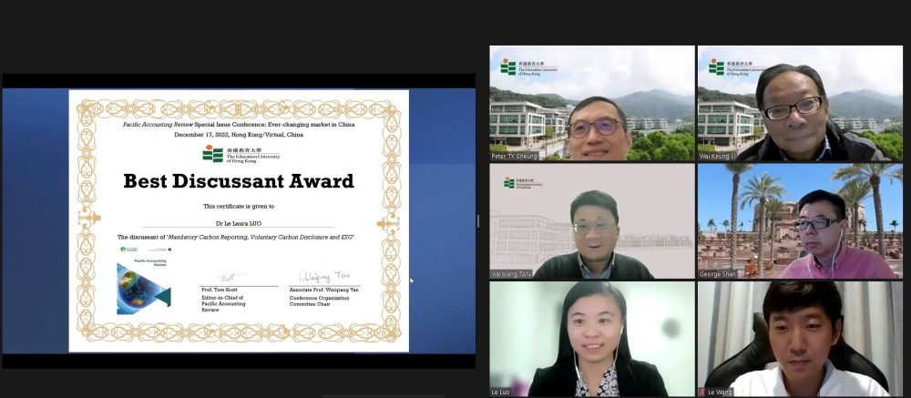 Professor Cheung Tsan Yin Peter announced the “Best Discussant” Award to the Awardee Dr Le Laura LUO.