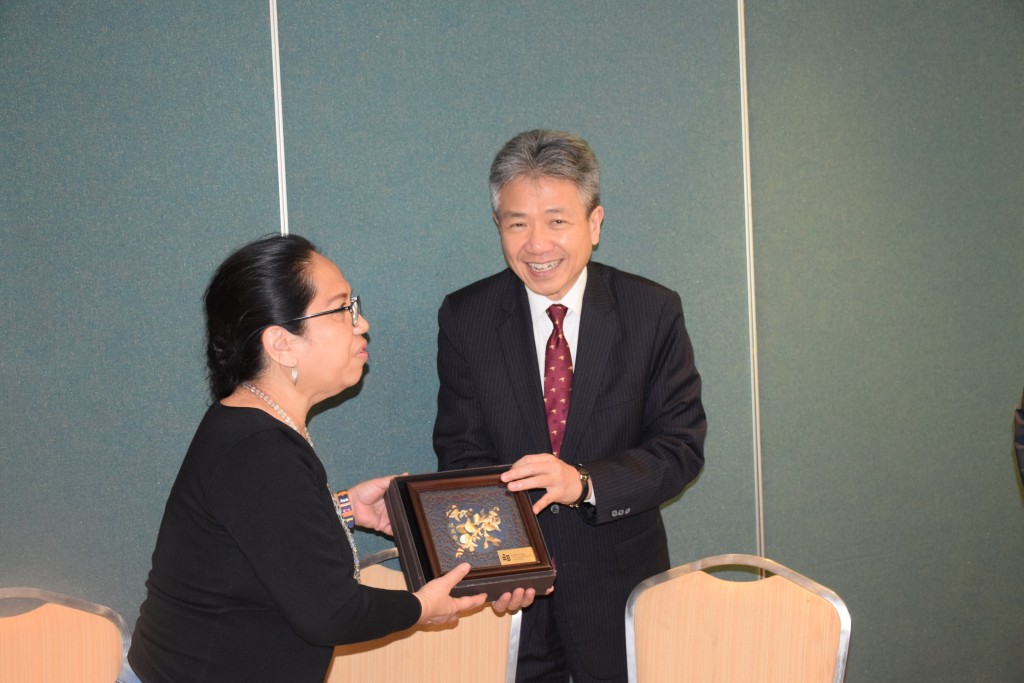 EdUHK-Presid-and-Philippines-Consul-1024x683.jpg